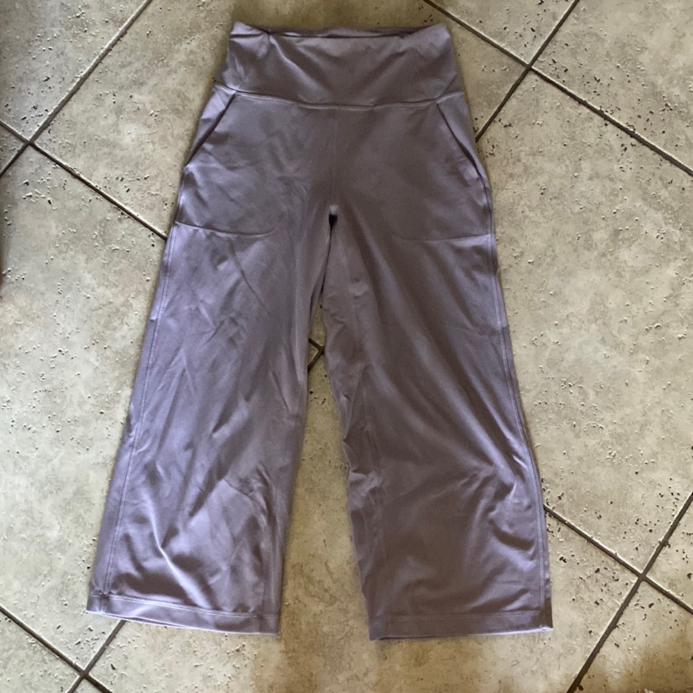 Purple lavender lilac Lululemon wide leg cropped legging size 6